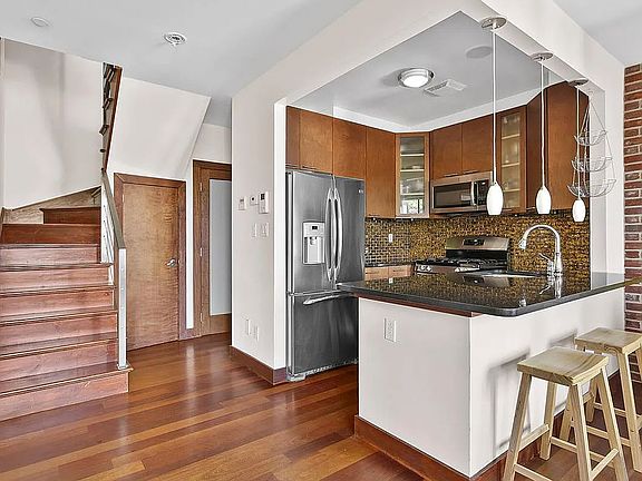 3rd image of 607 Manhattan Ave #6