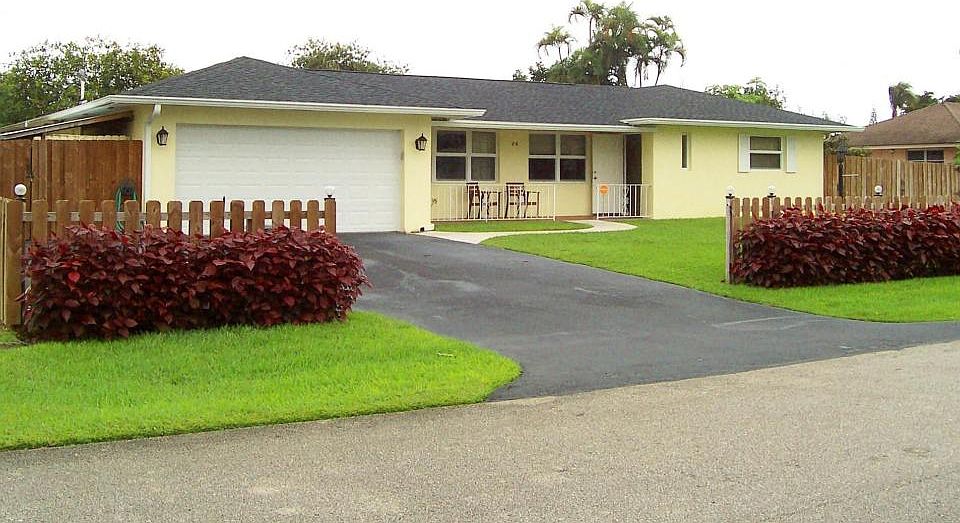 LOVELY FLORIDA GARDENS HOME