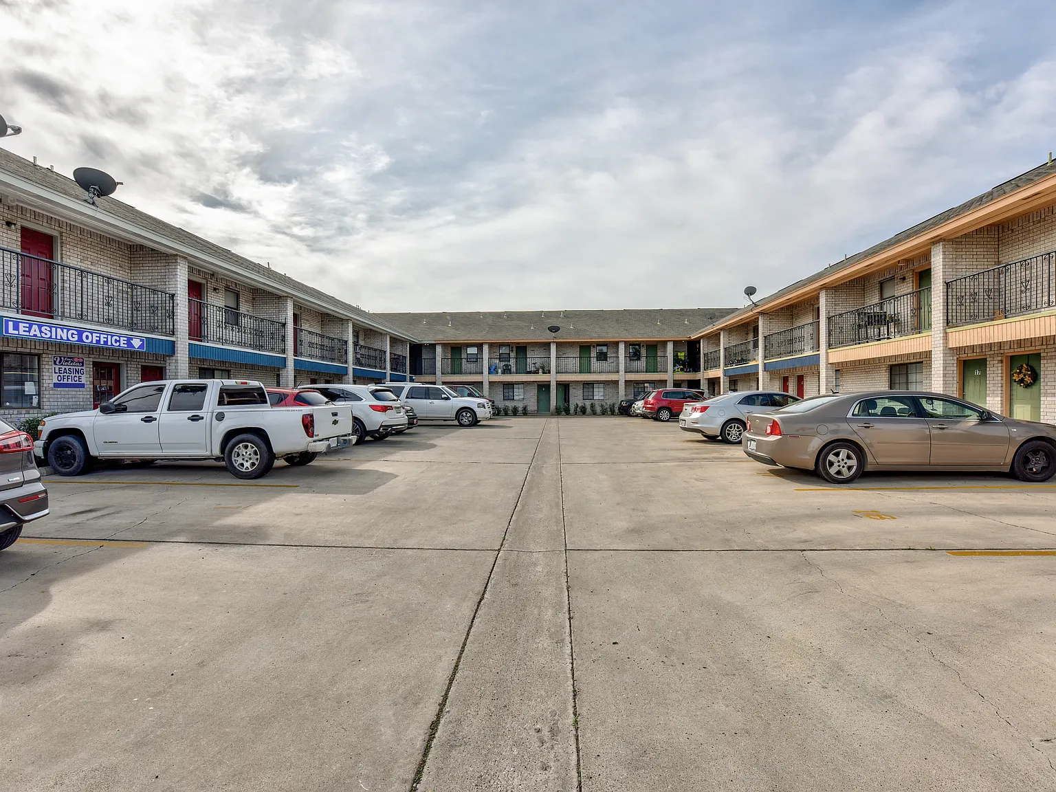 Las Violetas Apartments — Photo 3