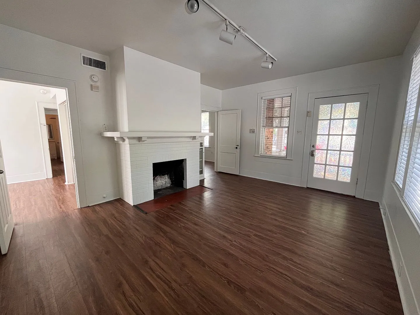 6bed/2bath House next to UT campus w/ parking — Photo 4