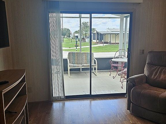 SLIDING DOORS TO SCREENED INPORCH