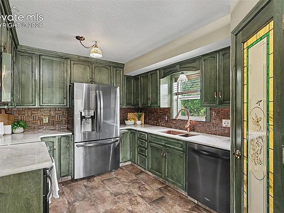 5th image of 115 Red Rock Ave