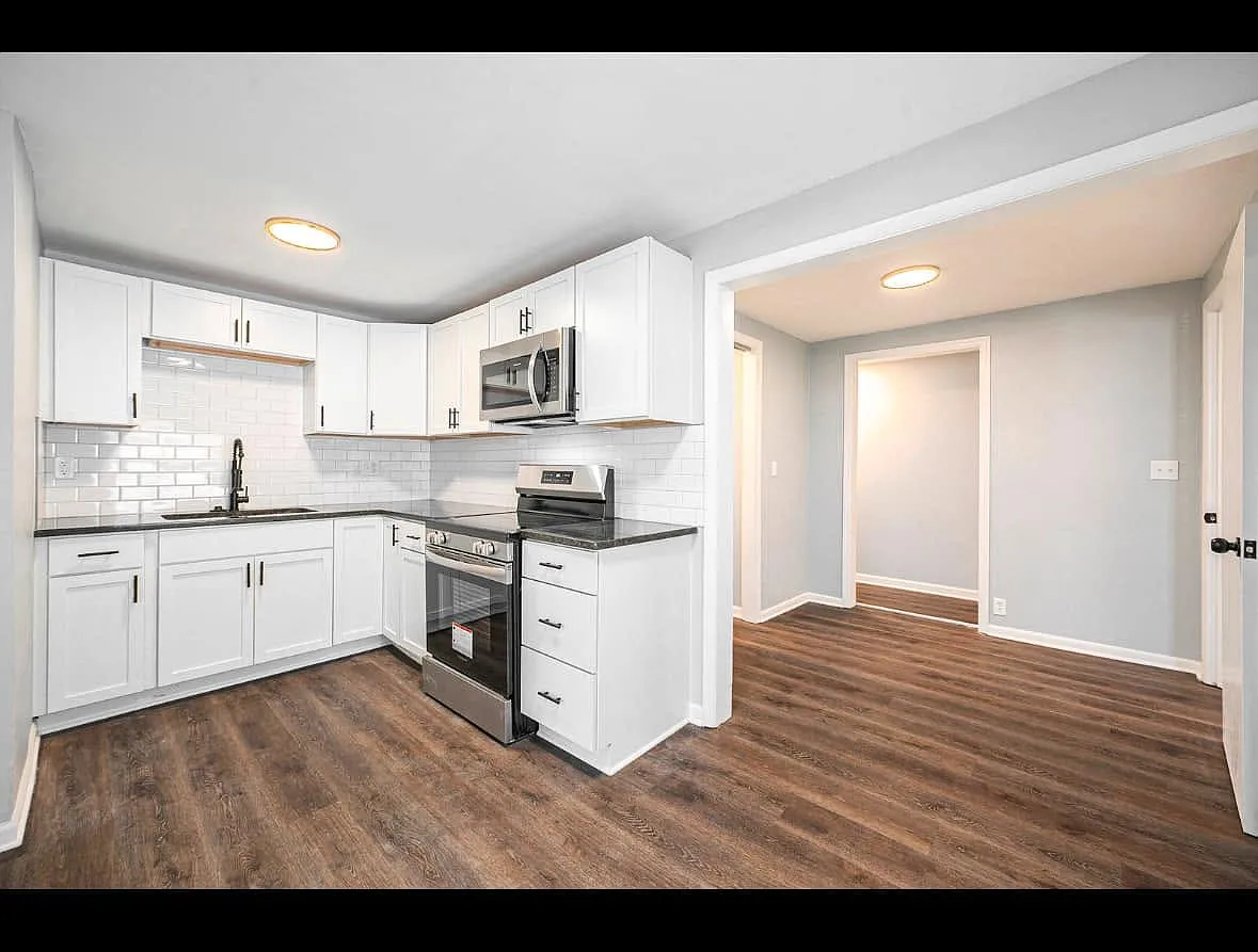 4 Bed 2 Bathroom With Garage! — Photo 4
