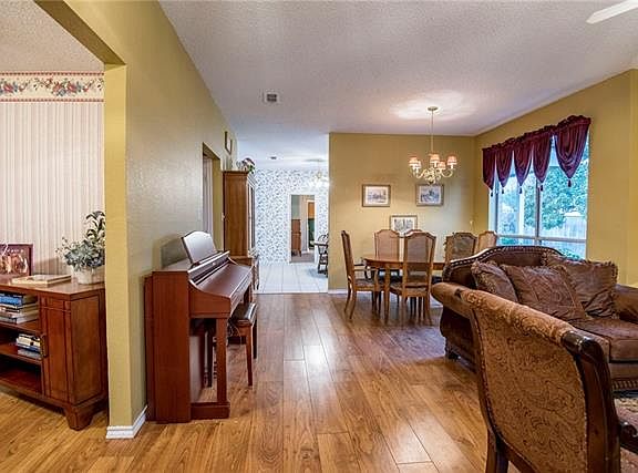 5th image of 405 Dove Ln
