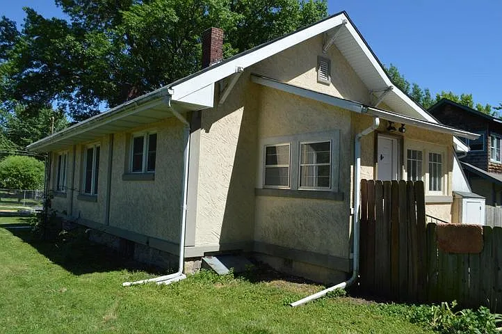 3 bed, 2.0 bath, 1400 sqft, $2,000 — Photo 2