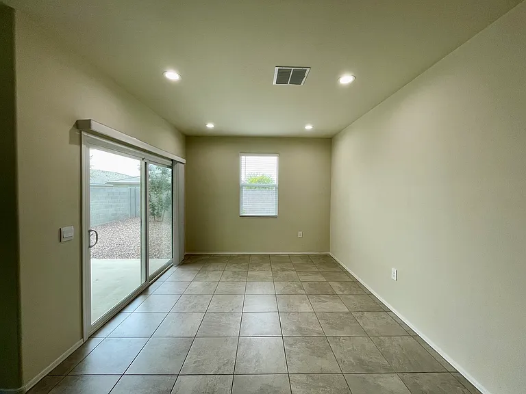 18563 W Desert Hollow Dr — Photo 10