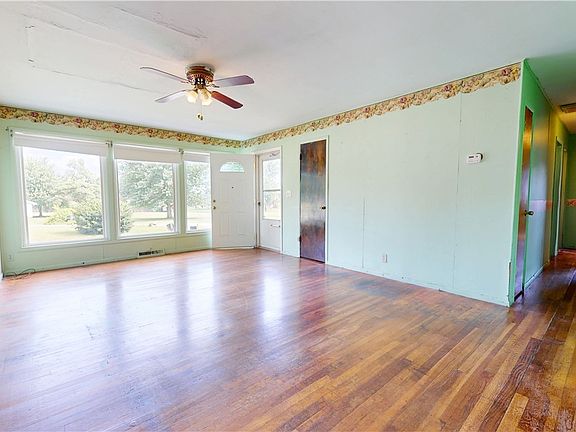 5th image of 601 E 11th St