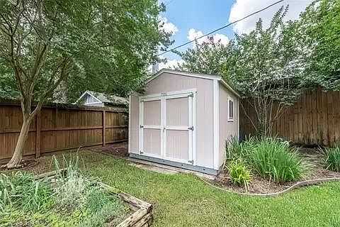 3rd image of 2206 Nina Lee Ln