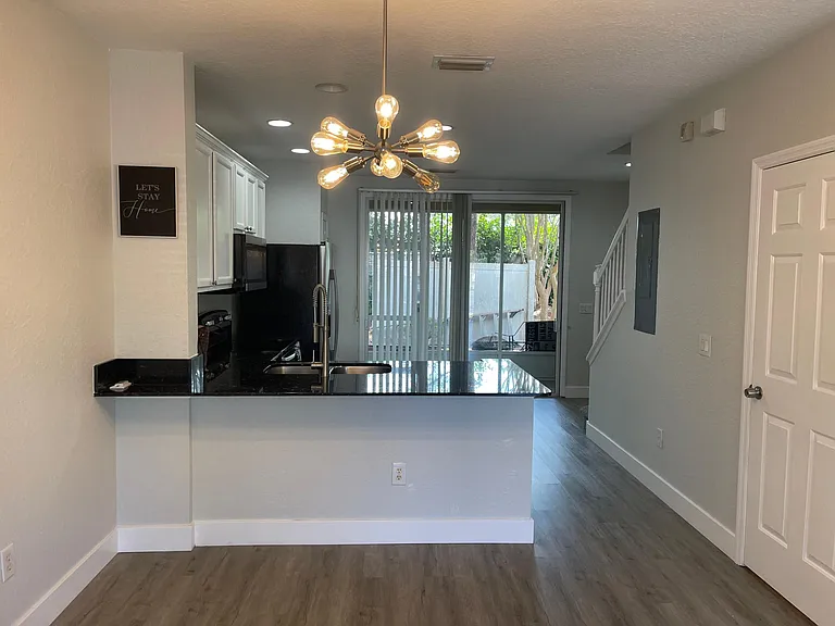 4441 SW 49th Ave — Photo 9