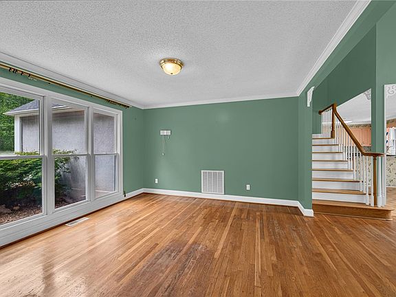 4th image of 1016 Campbell Rd
