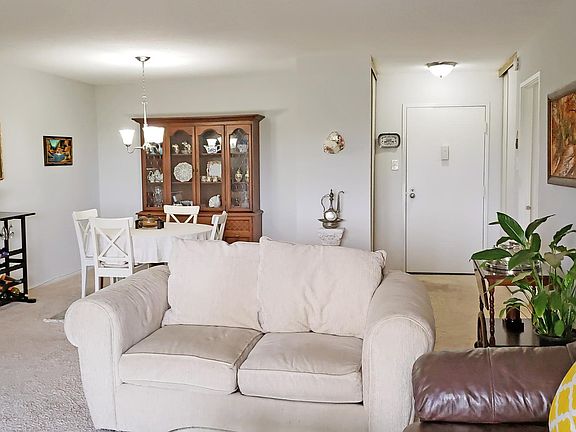 4th image of 205 Yoakum Pkwy Unit 519