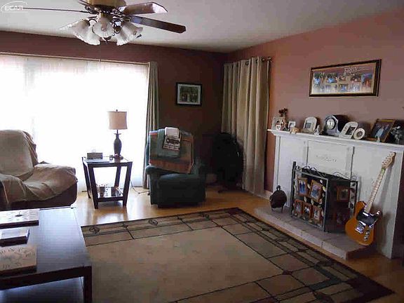 3rd image of 813 Saginaw St