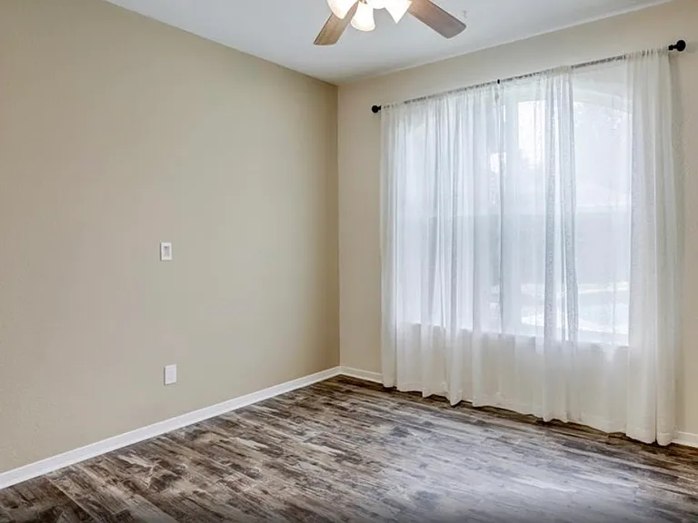 1427 Roundleaf Ct — Photo 13