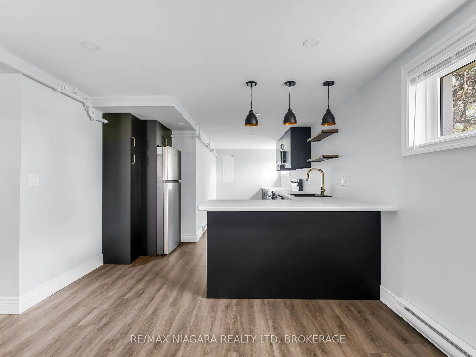 833 Foss Rd — Photo 2