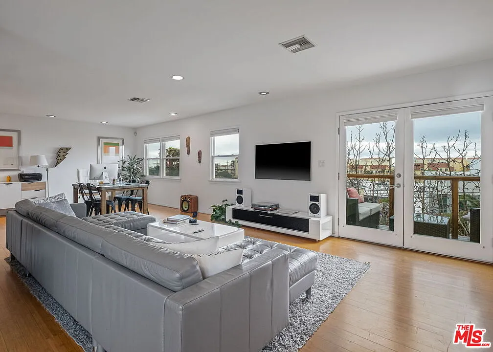 2 bed, 2.5 bath, 1750 sqft, $8,000 — Photo 3