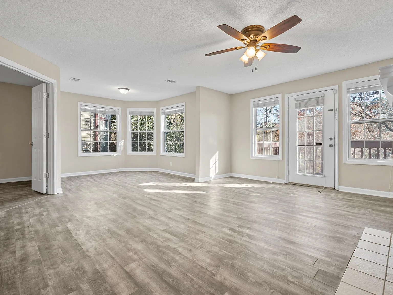 3 bed, 950 sqft, $1,950 — Photo 2