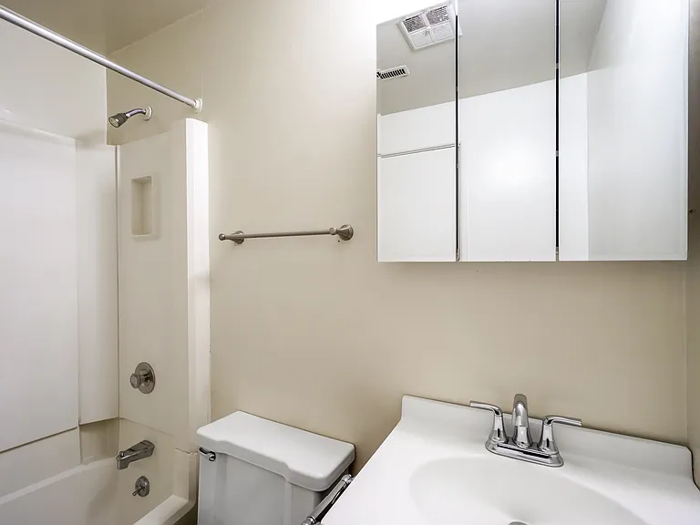 Greenwich Manor Apartments — Photo 50