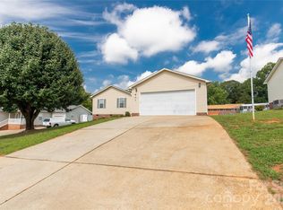 607 Helms Dr, Lowell, NC 28098
