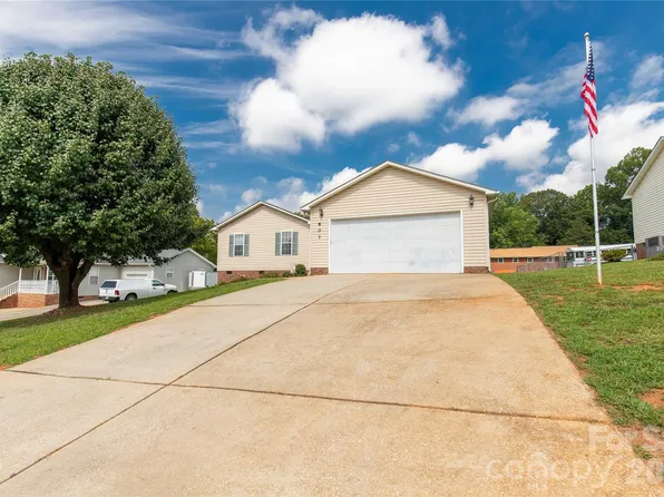 607 Helms Dr, Lowell, NC 28098