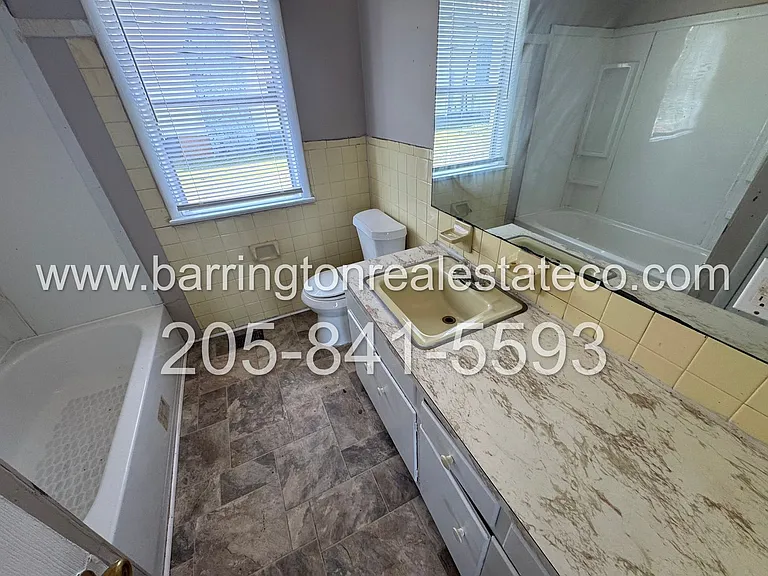 1025 Columbia St — Photo 7