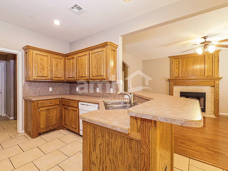 945 Ethan Ln — Photo 5