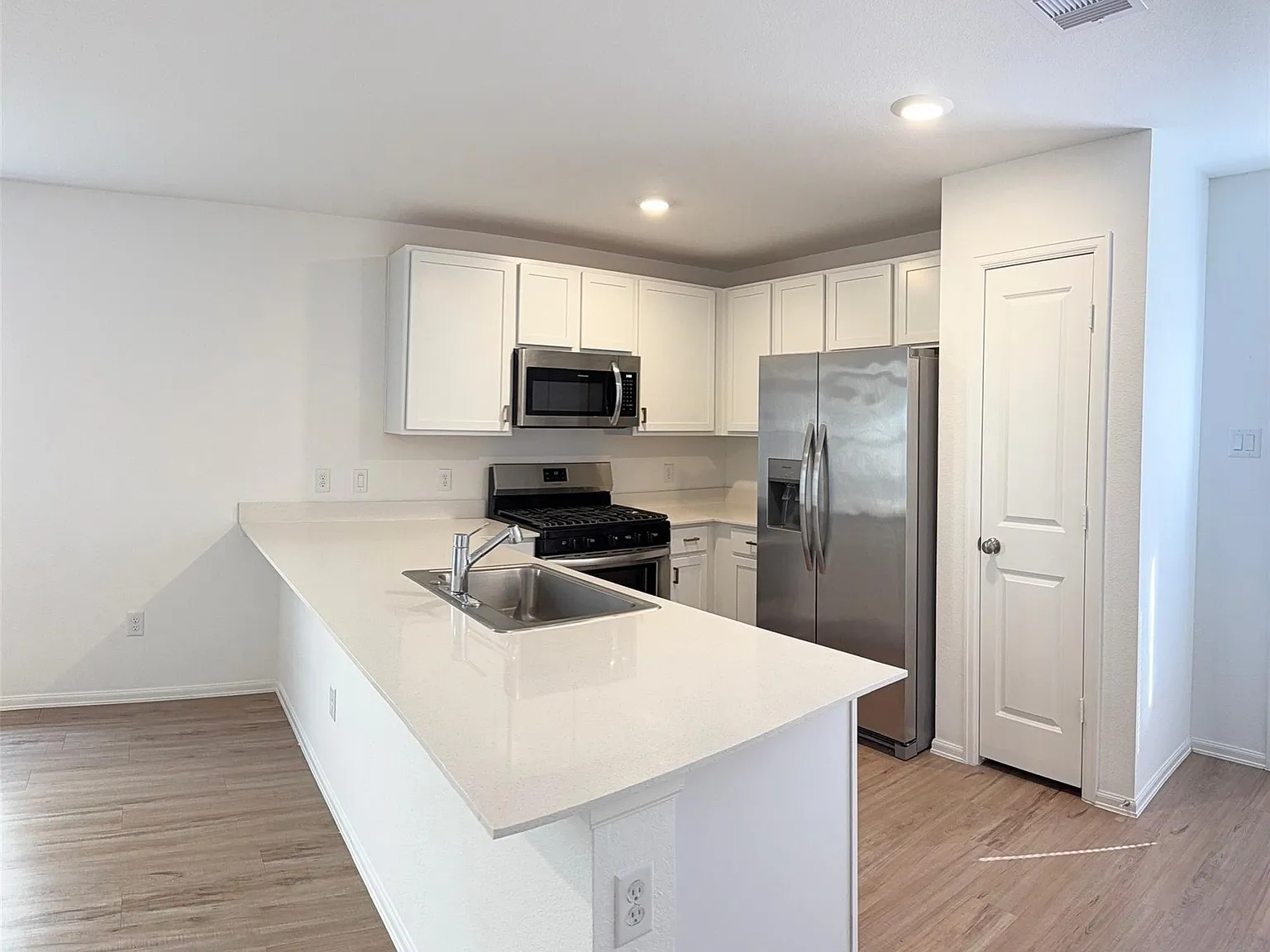 3 bed, 2.0 bath, 1461 sqft, $1,900 — Photo 1