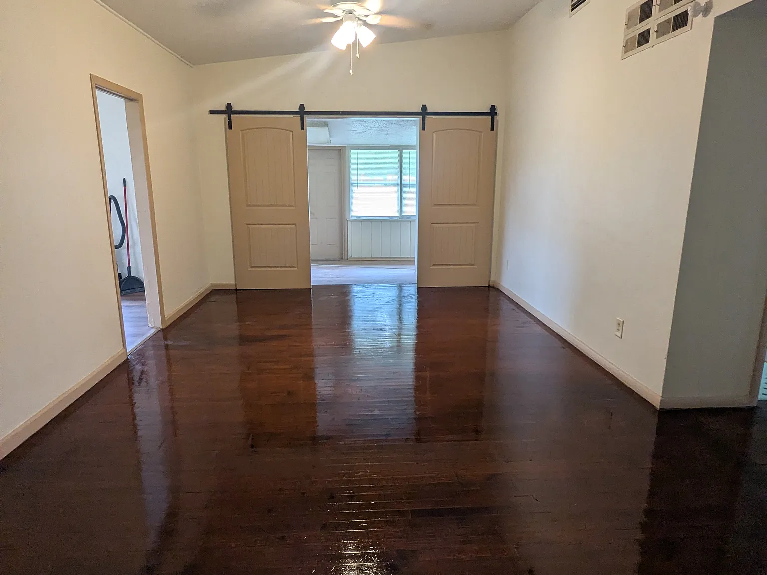 4 bed, 2.0 bath, 1378 sqft, $2,000 — Photo 2
