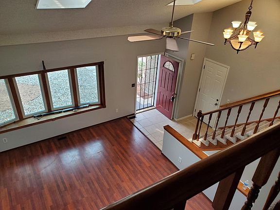 3rd image of 104 Willow Pl N