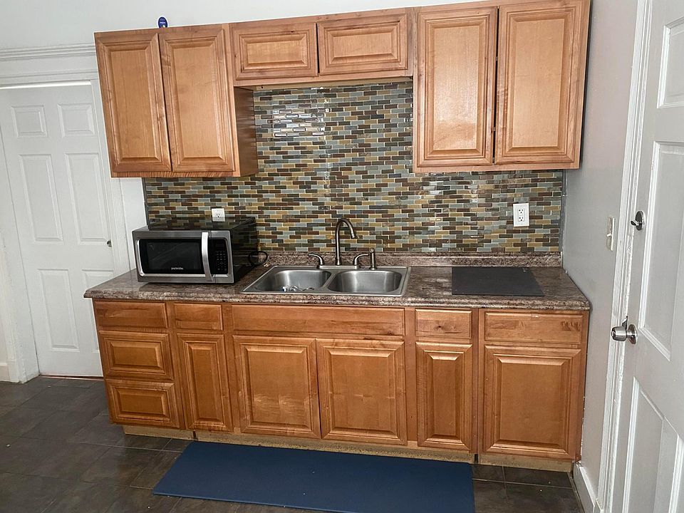 Kitchen View: Large dine in kitchen with two dual Sinks + Sink Spray Nozzle/Sprayer.