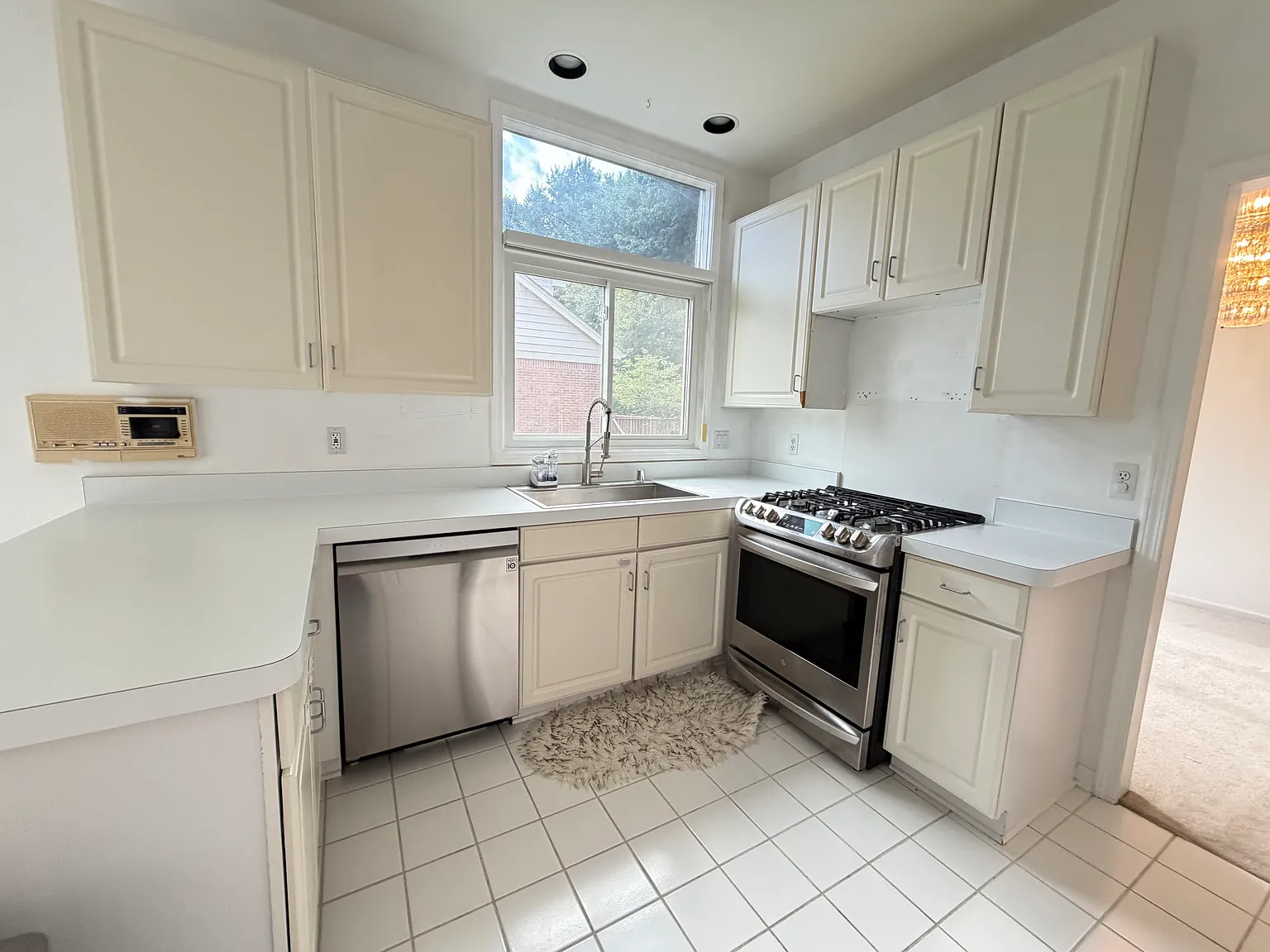 3 bed, 1996 sqft, $2,800 — Photo 3