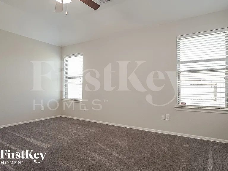 106 W Red Oak Ln — Photo 7