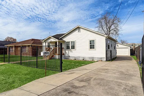2417 Woodard St Photo 1
