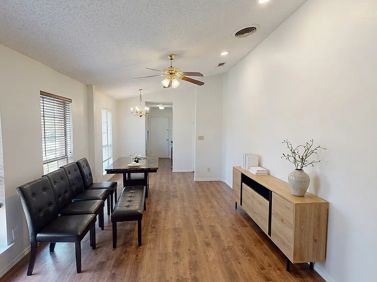 1111 Oakland Dr — Photo 4