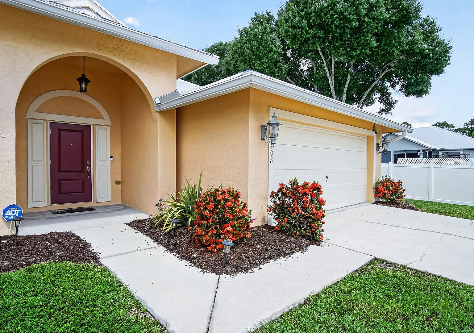 4 bed, 2.0 bath, 2201 sqft, $2,700 — Photo 2