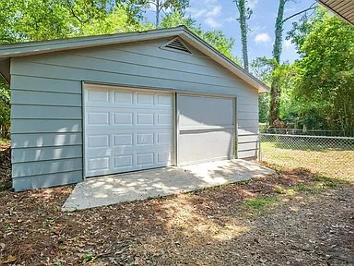 Building Photo - 2204 Berkshire Dr