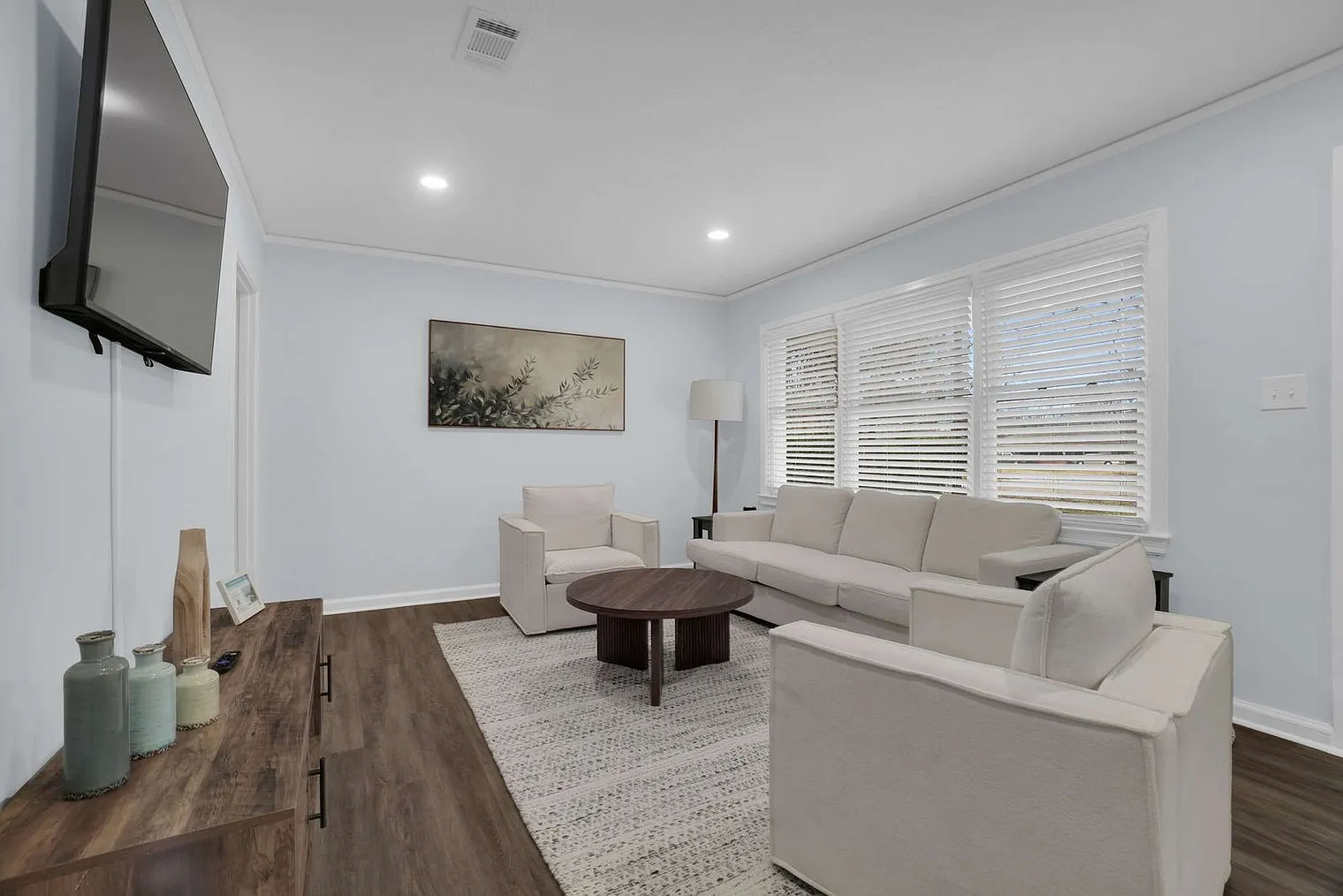 3 bed, 1.0 bath, 1474 sqft, $4,452 — Photo 2