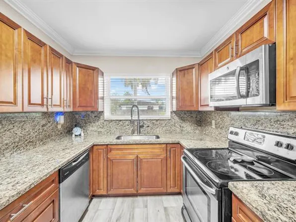 301 SE 3rd Ter #301, Dania, FL 33004