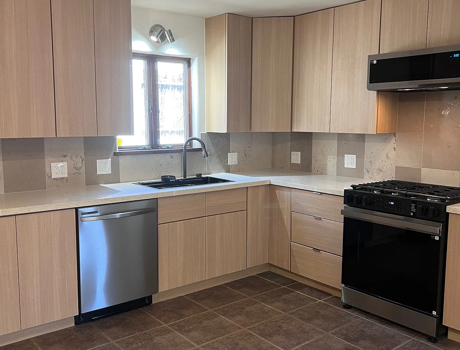 3 bed, 1770 sqft, $5,200 — Photo 2