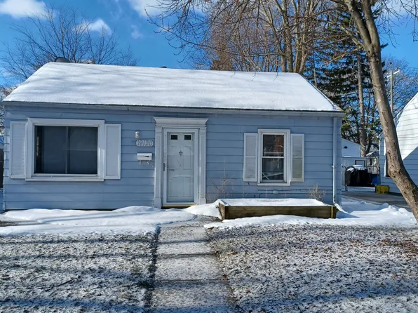 19120 Roscommon St, Harper Woods, MI 48225