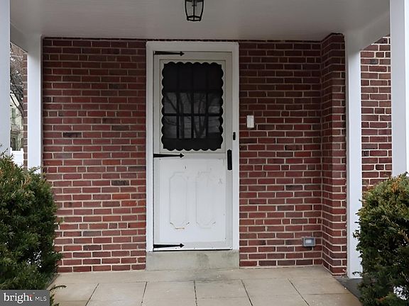 4th image of 1516 Surrey Ln