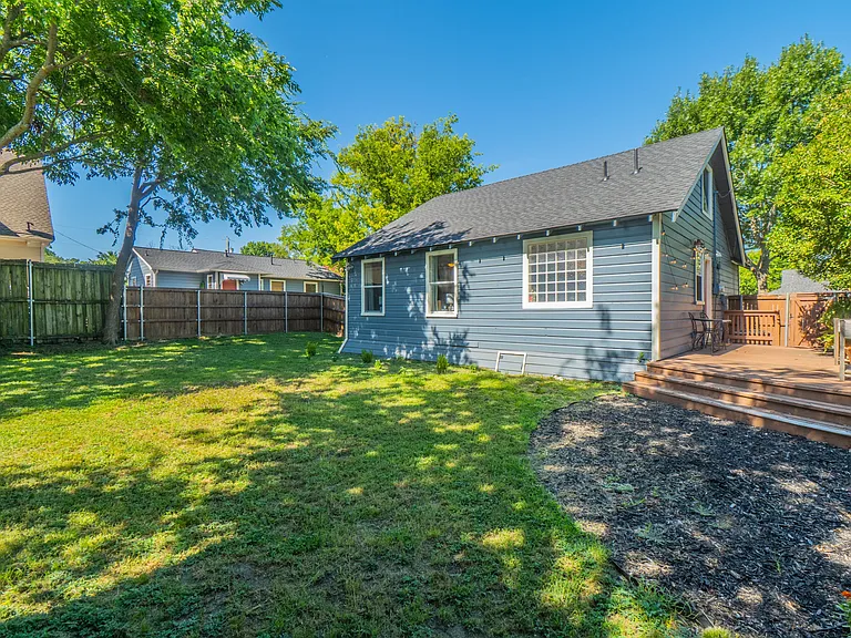 904 Florence St — Photo 27