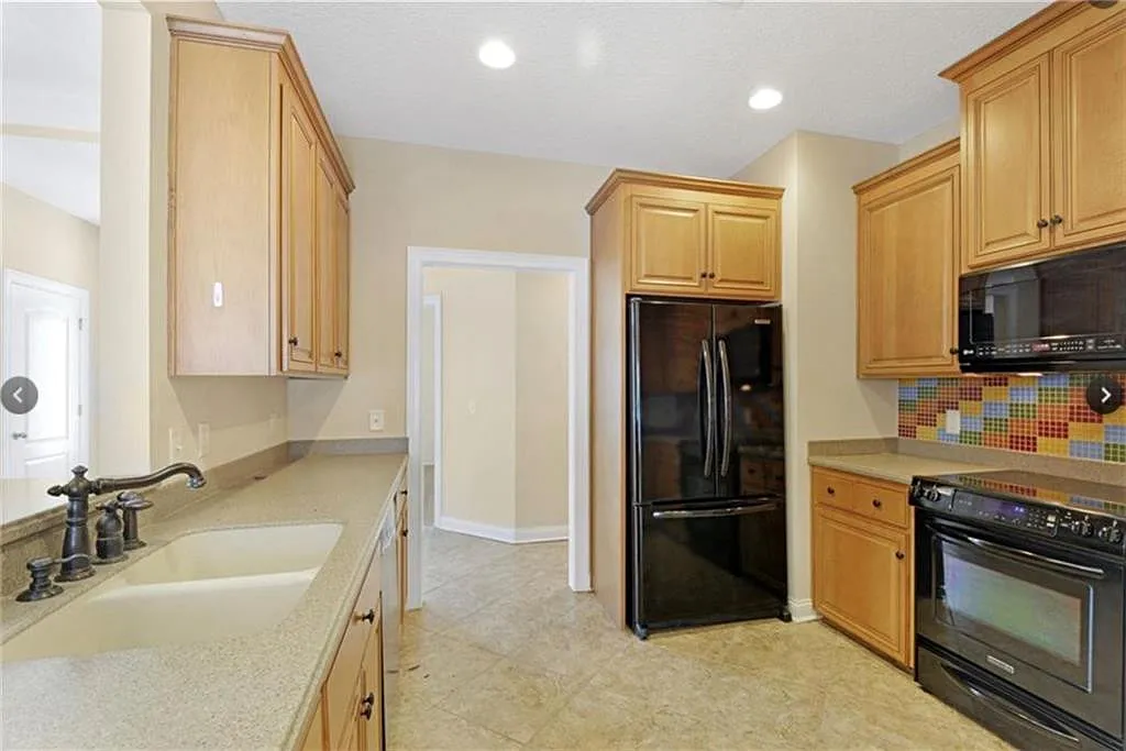 4 bed, 3.0 bath, 2616 sqft, $3,900 — Photo 2