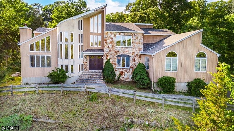 1st image of 25 Wood Chase Ln