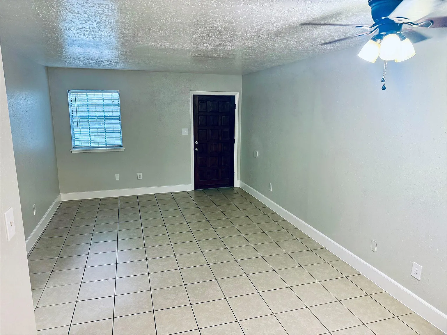 2 bed, 1.0 bath, 2475 sqft, $1,025 — Photo 3
