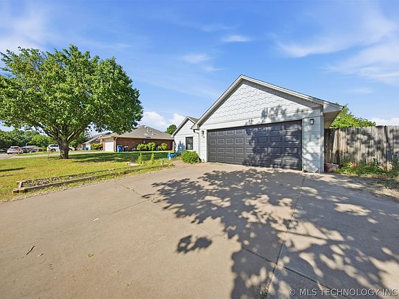 3rd image of 319 Mockingbird Ln