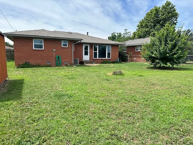 817 E Carroll Ln — Photo 17