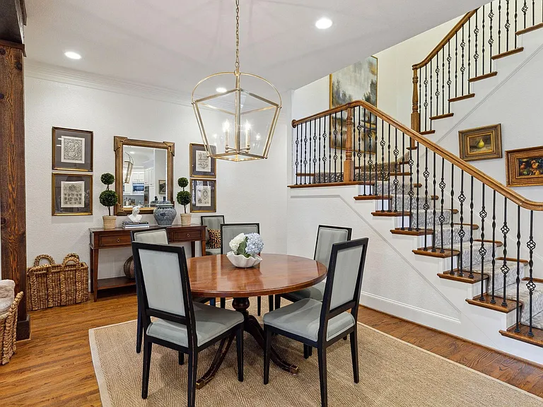 2704 Amherst Ave — Photo 9