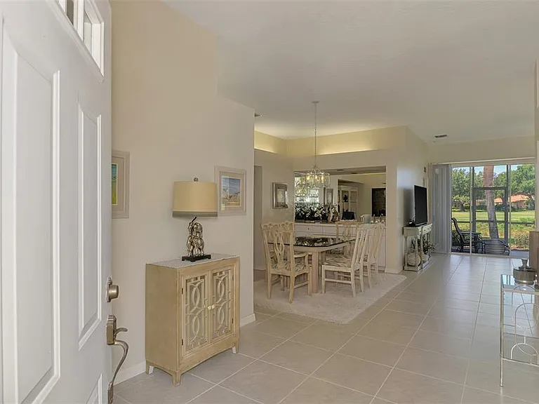 549 Fallbrook Dr — Photo 4