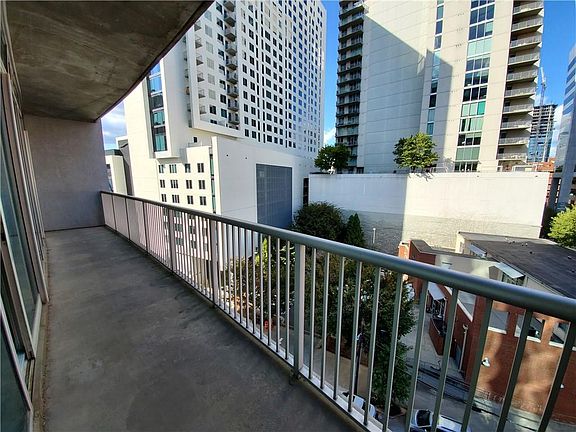 4th image of 44 Peachtree Pl #830