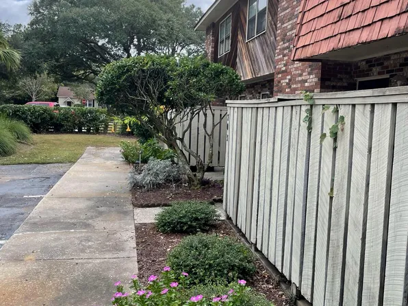 203 Saint Charles Ct, Charleston, SC 29407